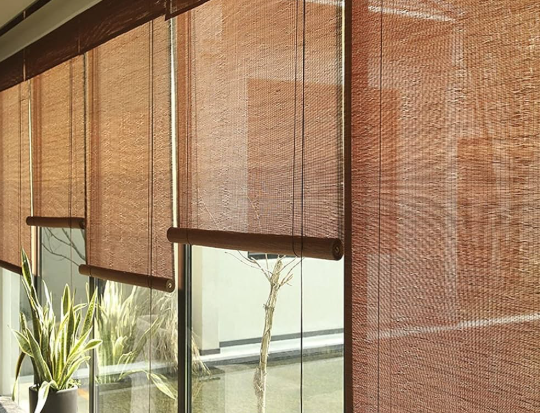 Geweven houten jaloezieën voor schuifglazen deuren in 2025