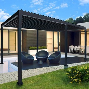 Gitzwarte lamellen en frame buitenkeukenpergola